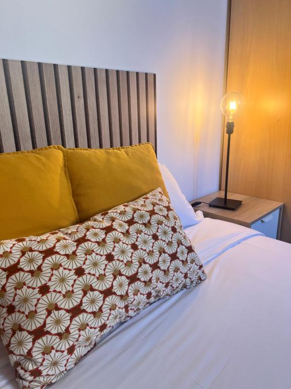 een slaapkamer met een bed met een kussen erop bij Apartamentos San Antonio in Aranda de Duero
