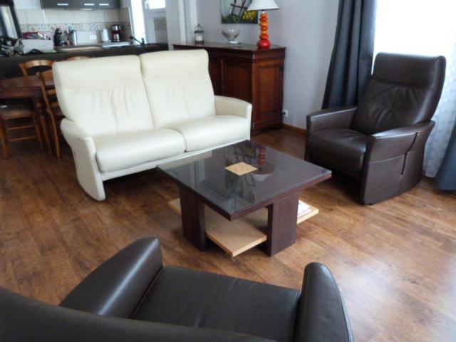 ein Wohnzimmer mit einem weißen Sofa und einem Couchtisch in der Unterkunft les agrumes in Amélie-les-Bains-Palalda