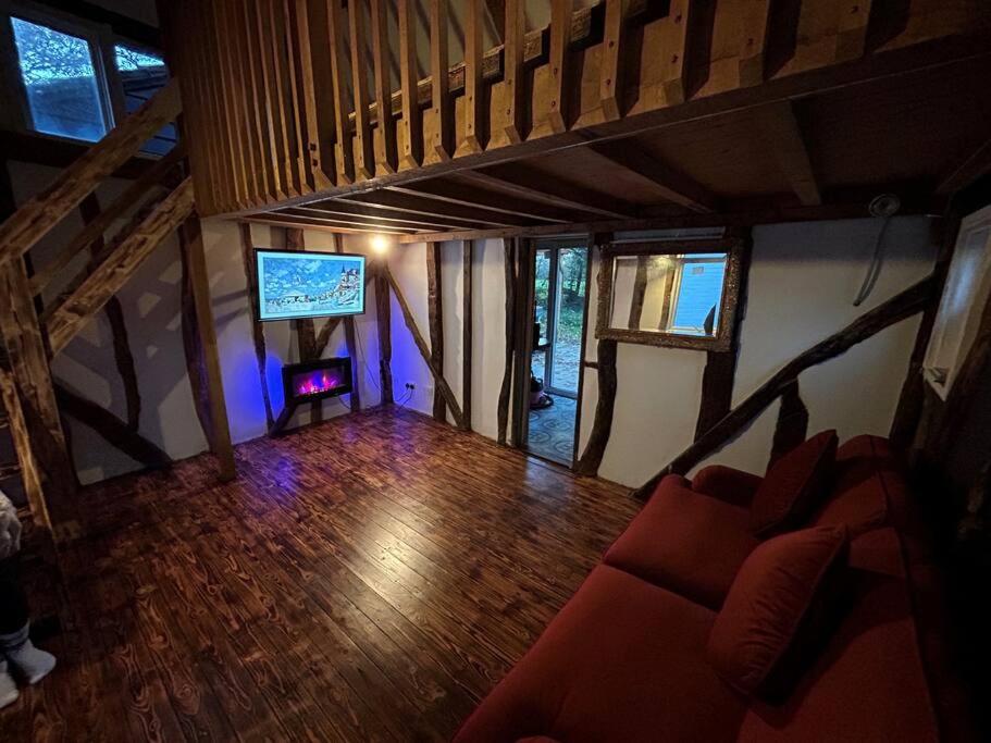 sala de estar con sofá y TV en Cozy Cottage with hot tub!, en Cadnam