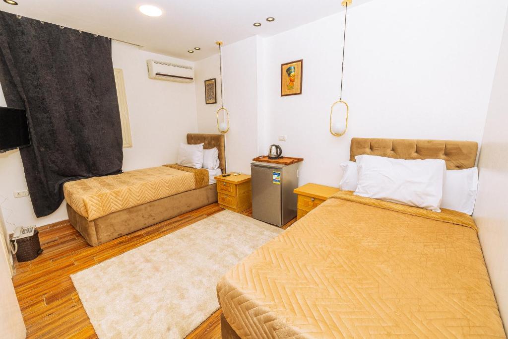 White Pyramids inn - 2