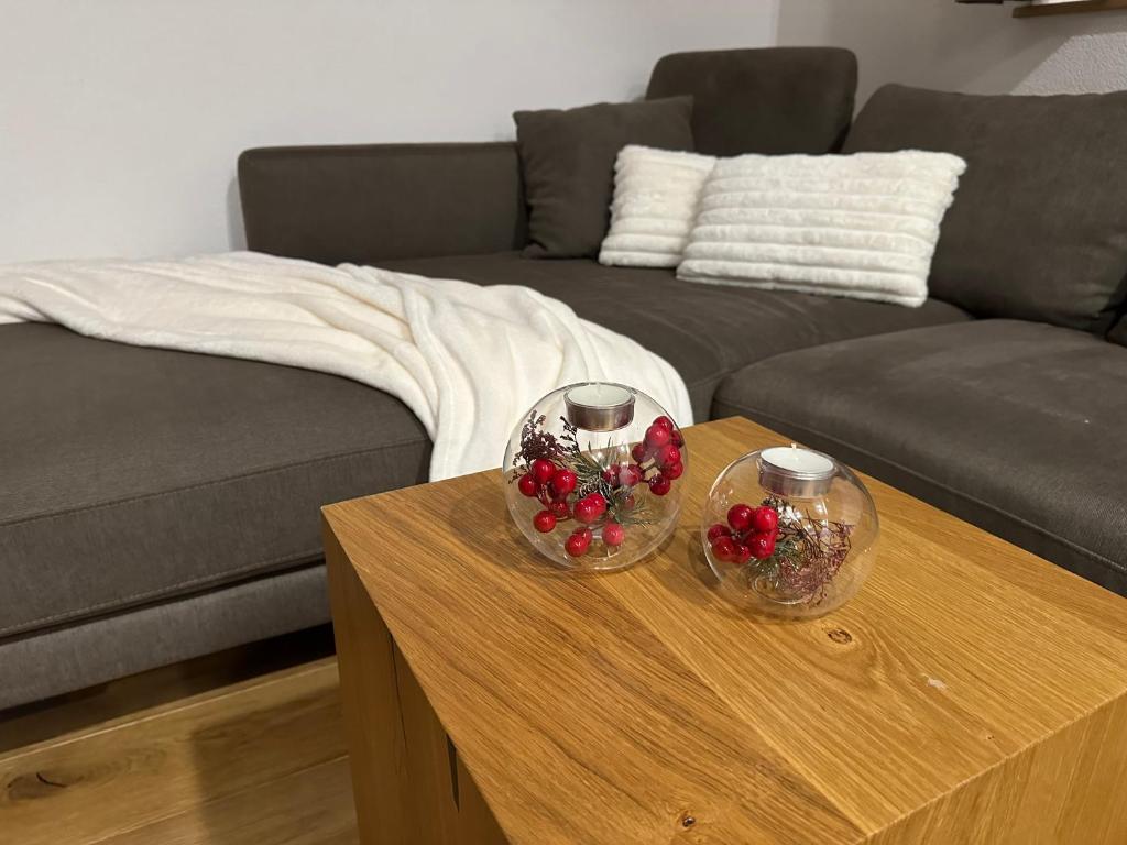 a living room with a couch and a coffee table at Ferienhaus am Funkenbühl in Salem