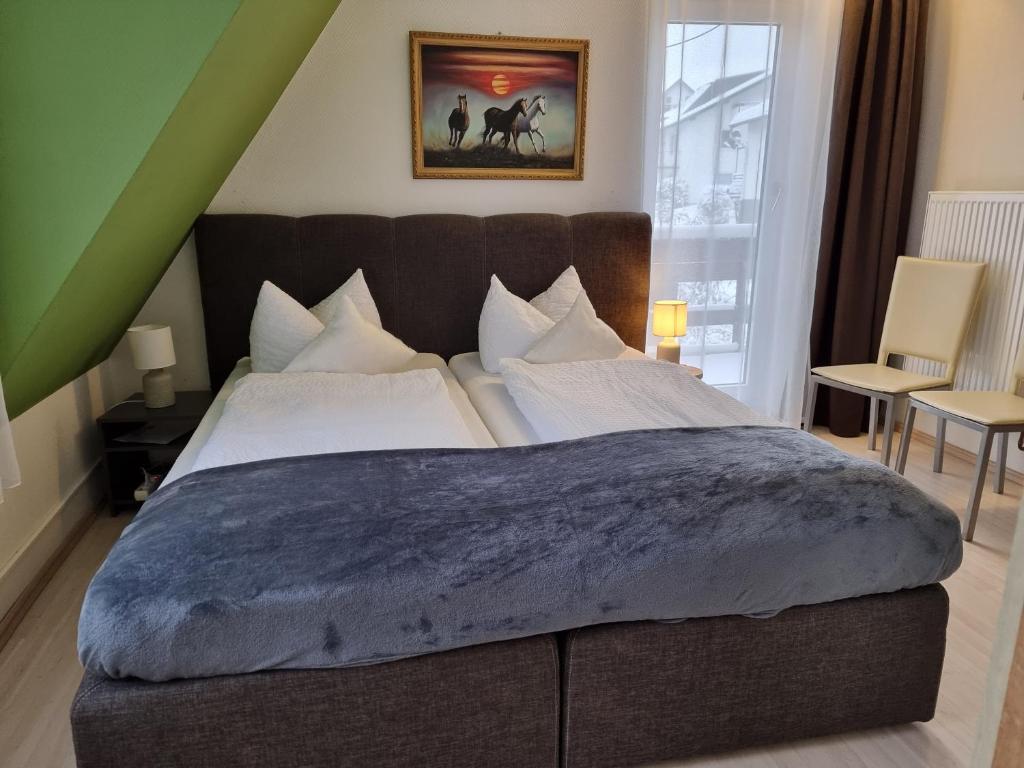 Postel nebo postele na pokoji v ubytování Berghotel-Willingen
