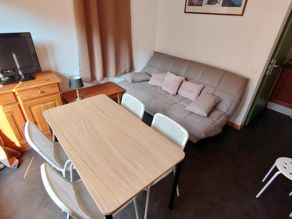 a living room with a table and a couch at Appartement Saint-François-Longchamp, 2 pièces, 4 personnes - FR-1-635-11 in Saint-François-Longchamp