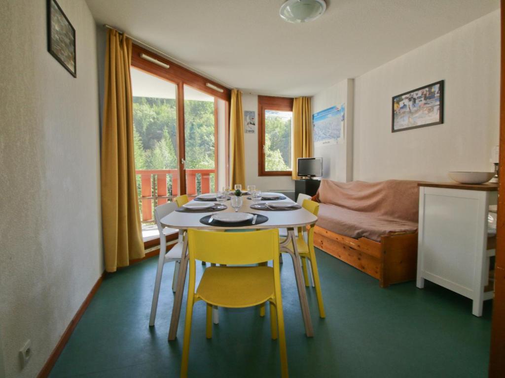 una camera con tavolo, sedie e letto di Appartement Saint-François-Longchamp, 2 pièces, 6 personnes - FR-1-635-46 a Saint-François-Longchamp