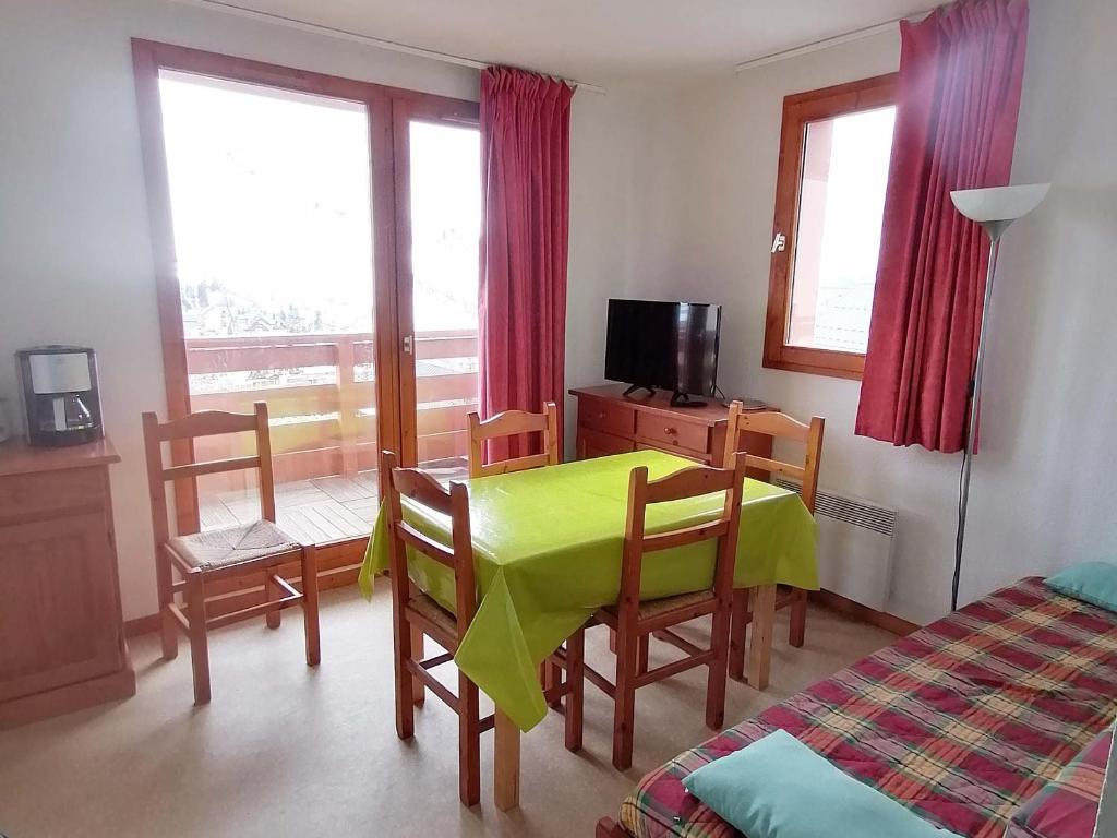 una camera con tavolo, sedie e televisore di Appartement Saint-François-Longchamp, 2 pièces, 4 personnes - FR-1-635-49 a Saint-François-Longchamp