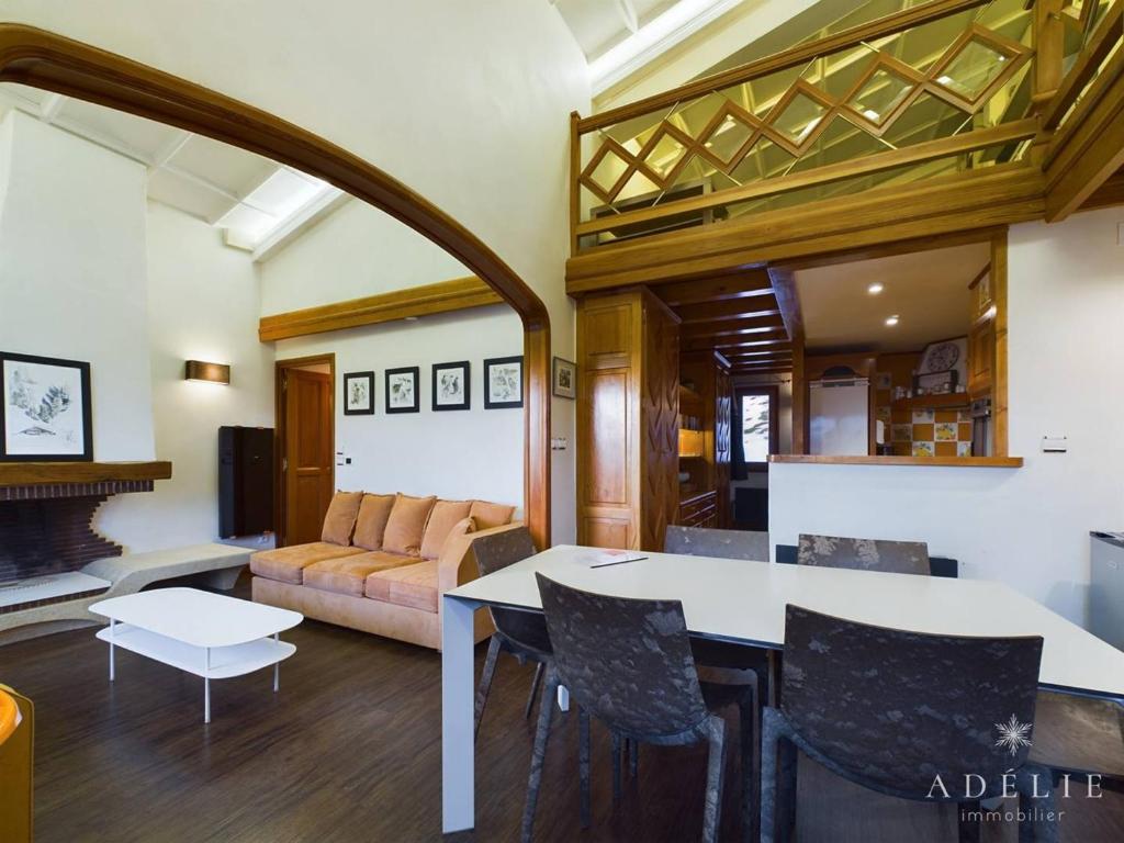 een woonkamer met een tafel en een bank bij Appartement Montvalezan-La Rosière, 4 pièces, 8 personnes - FR-1-398-641 in Montvalezan