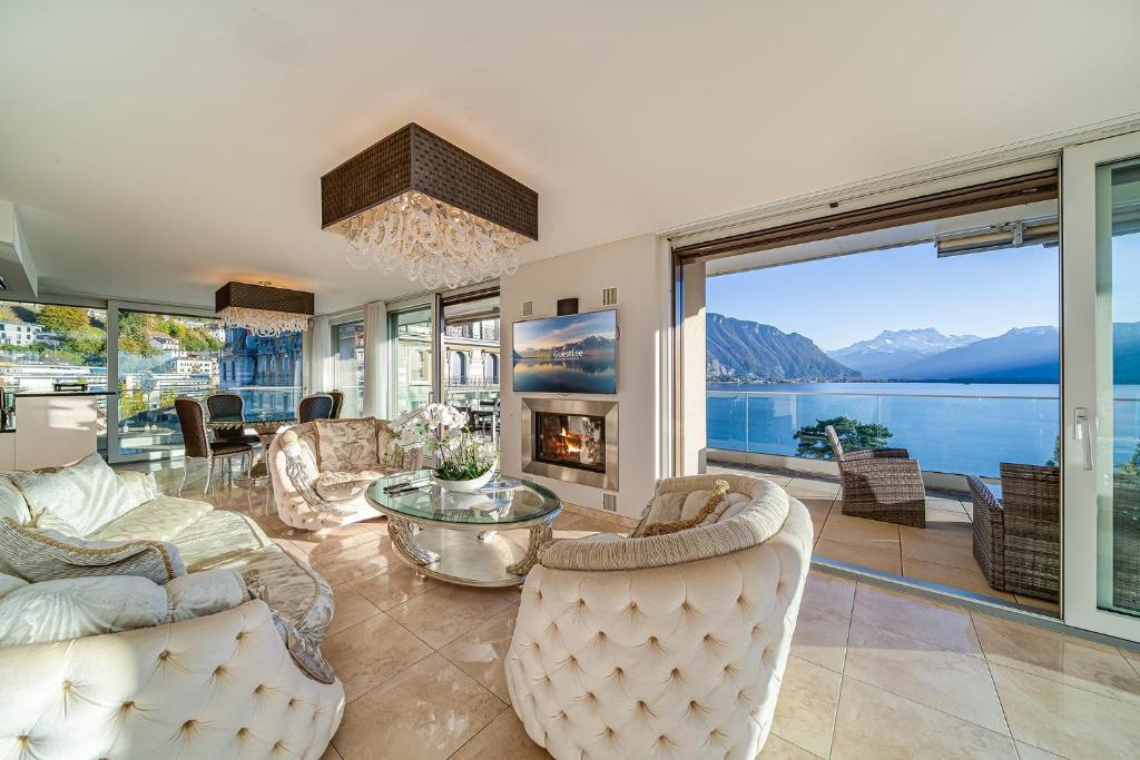 un soggiorno con vista sull'acqua di Luxury Penthouse in Montreux City with Lake View by GuestLee a Montreux
