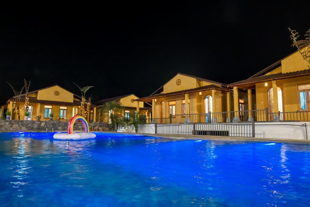 Hồ bơi trong/gần Sky Bay Lodge