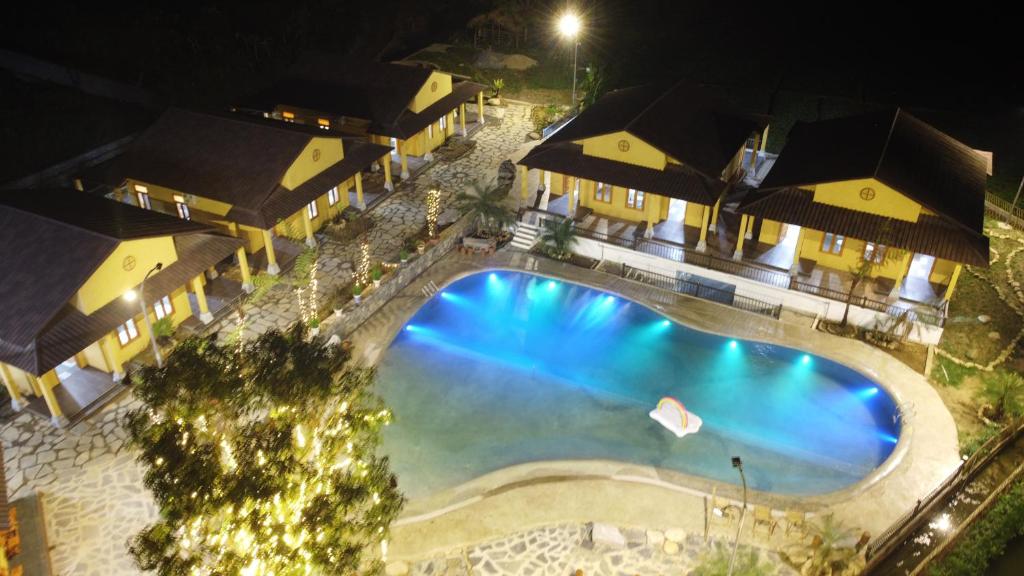 Hồ bơi trong/gần Sky Bay Lodge
