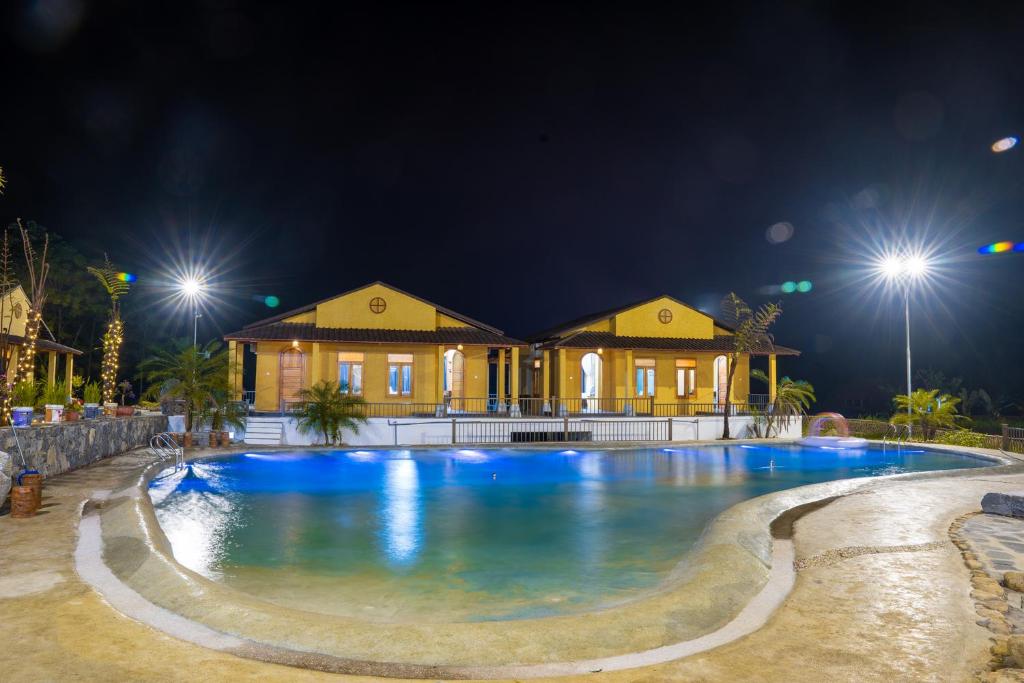 Hồ bơi trong/gần Sky Bay Lodge