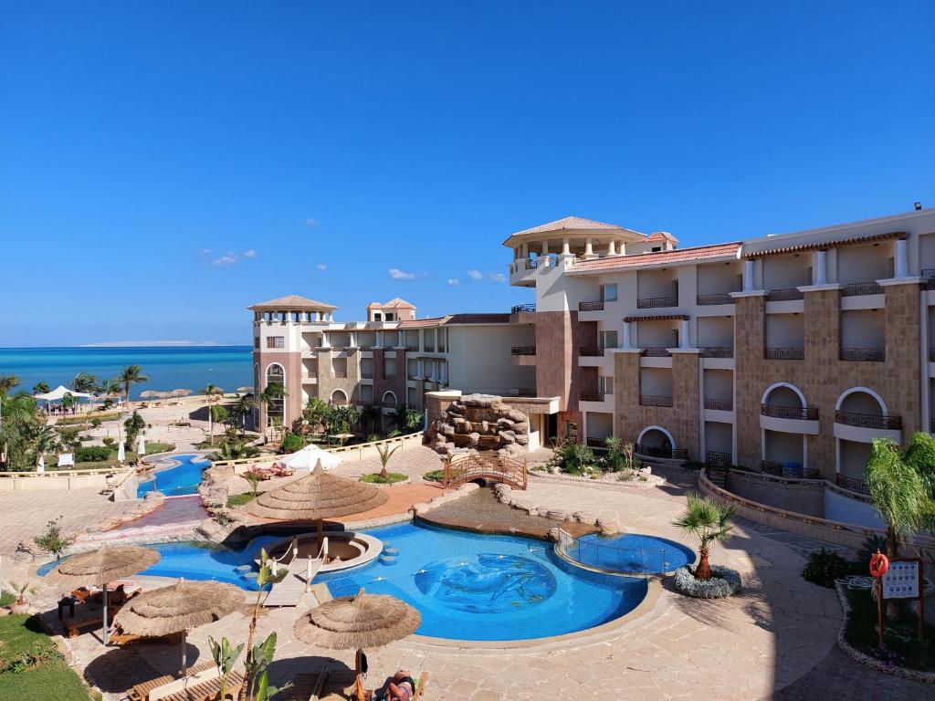 - une vue sur un complexe avec une piscine et des parasols dans l'établissement Royal Beach Private Apartments Hurghada, à Hurghada