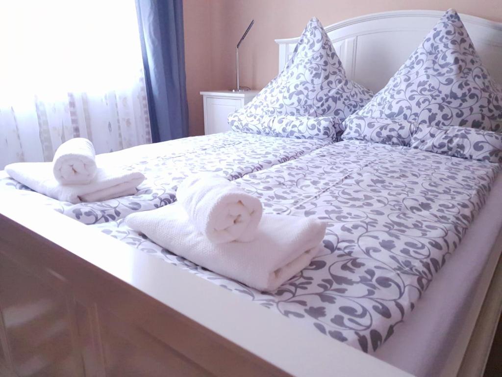 Una cama con toallas y almohadas. en Studio P7, en Sibiu