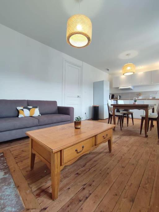 un salon avec un canapé et une table basse dans l'établissement Le Petit Jacques, appartement & garage, au Tréport