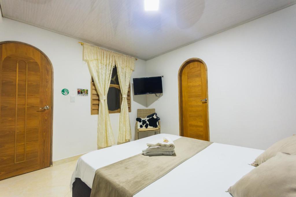 Postel nebo postele na pokoji v ubytování Hotel Real Guatapé