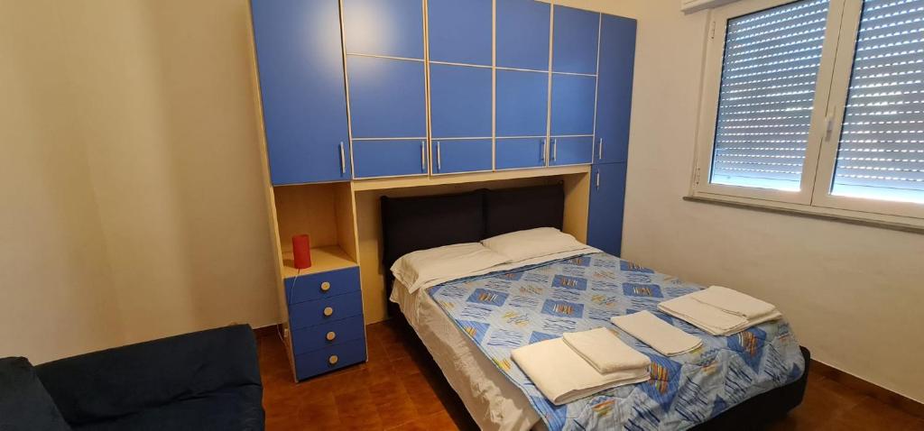 una camera con letto e testiera blu di Appartamento La Francigena a Piacenza