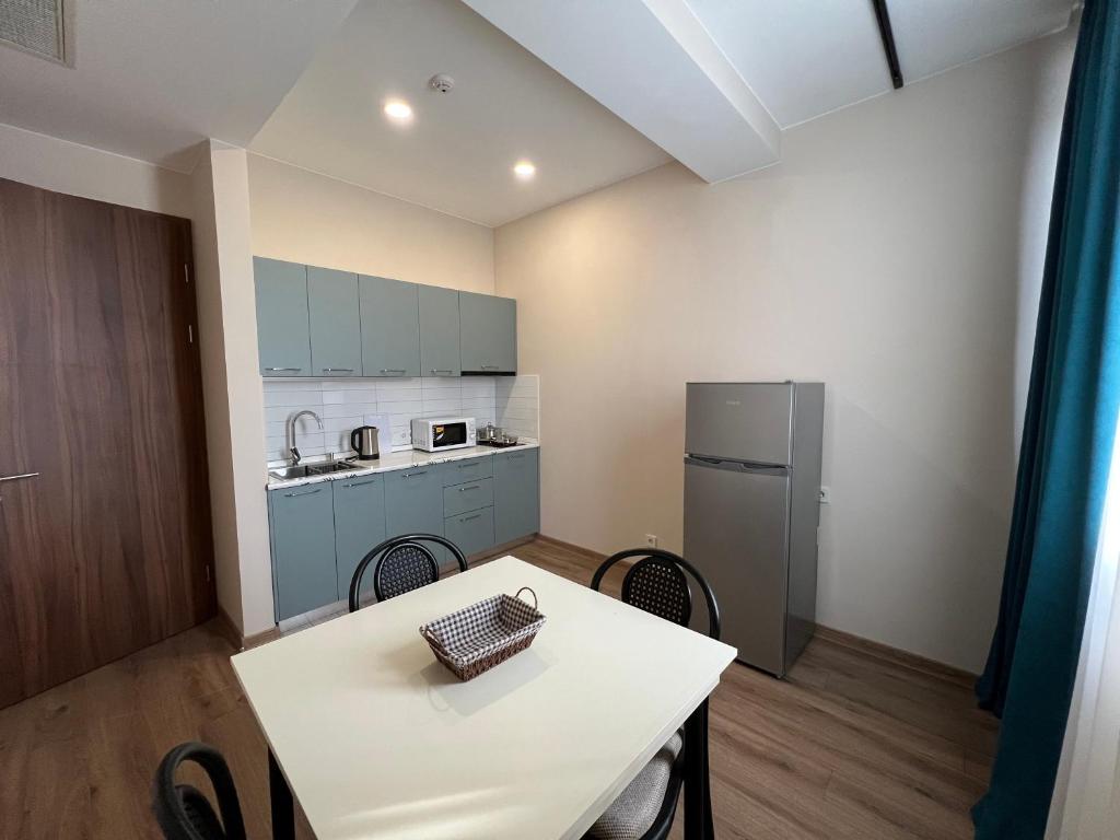 Kuchyň nebo kuchyňský kout v ubytování HOTEL WEST TBILISI