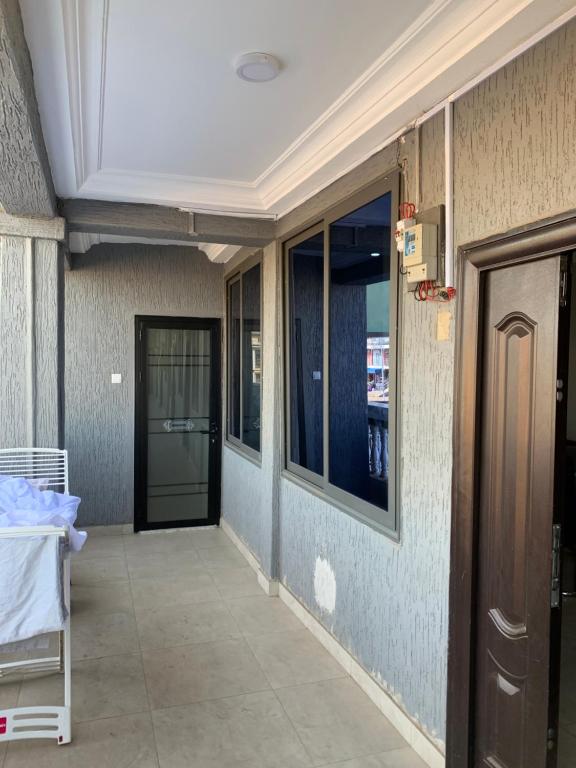 un couloir de l'hôpital avec un lit et une porte dans l'établissement CRL Apartment, à Tema