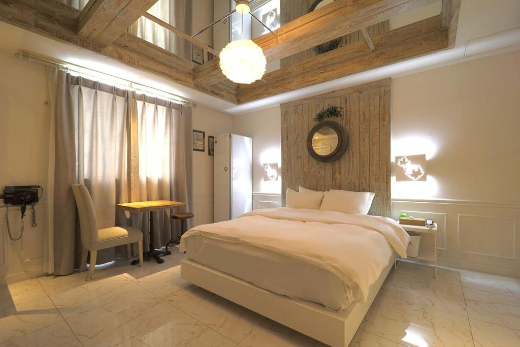 En eller flere senge i et værelse på Songdo February Hotel Amnam