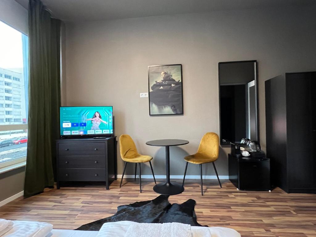 TV a/nebo společenská místnost v ubytování N8 ROOMS - by Leipzig Suites