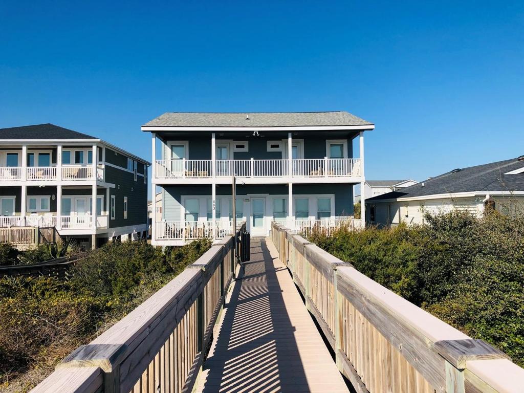 een huis op een promenade voor een huis bij Aquarius home in Holden Beach