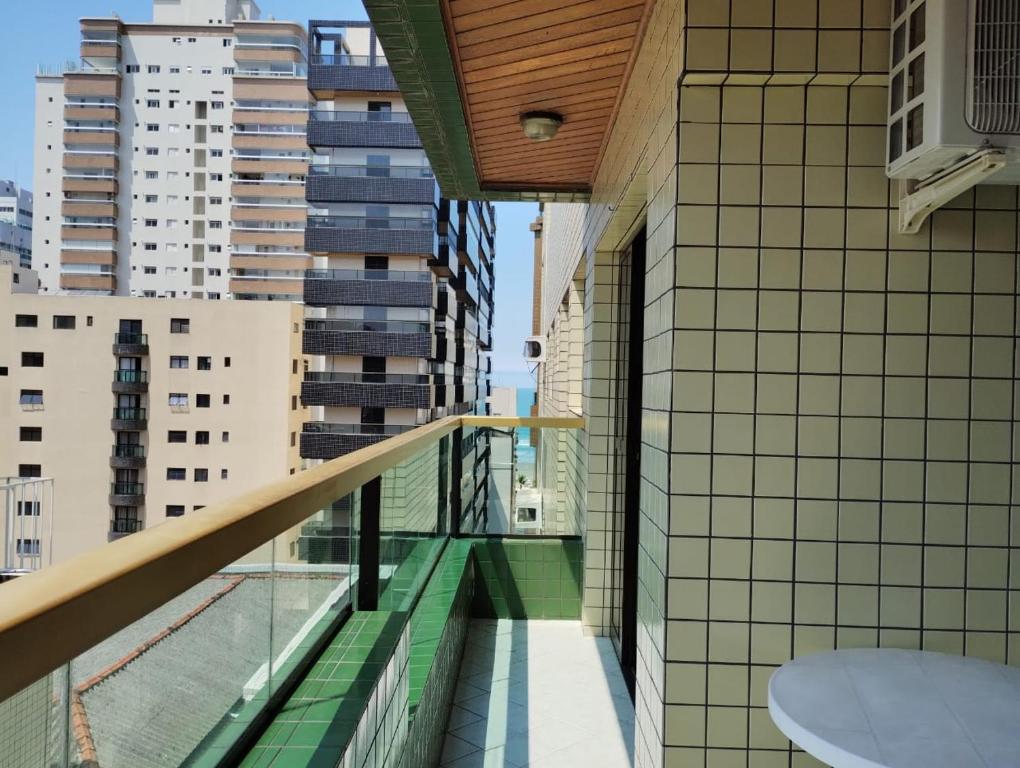 - un balcon avec des carreaux verts et blancs dans un bâtiment dans l'établissement Apartamento no canto do forte, à Praia Grande