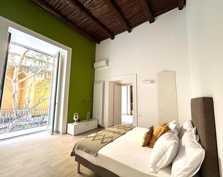 ナポリにあるCasa Donnareginaのベッドルーム(大型ベッド1台、大きな窓付)
