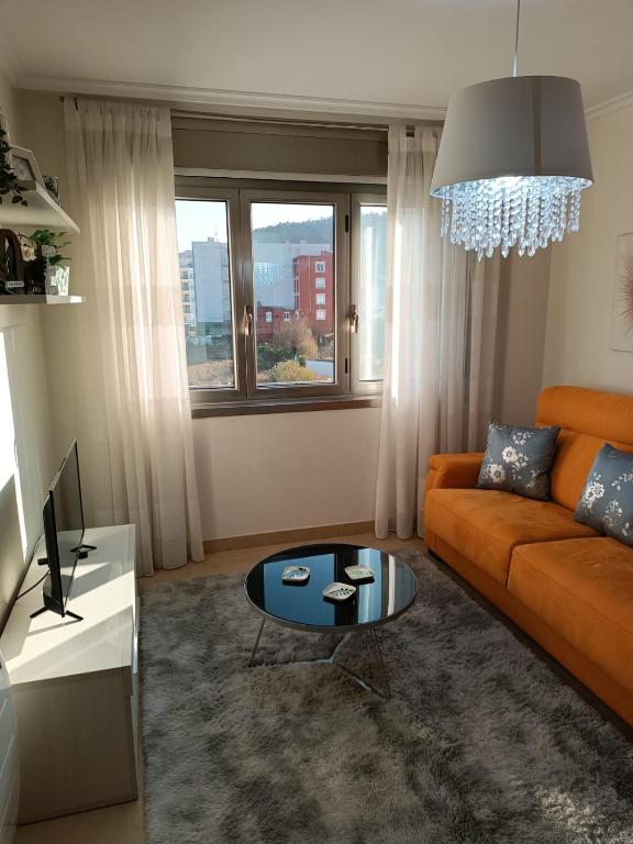 ein Wohnzimmer mit einem Sofa und einem Tisch in der Unterkunft Beiramar in Cedeira