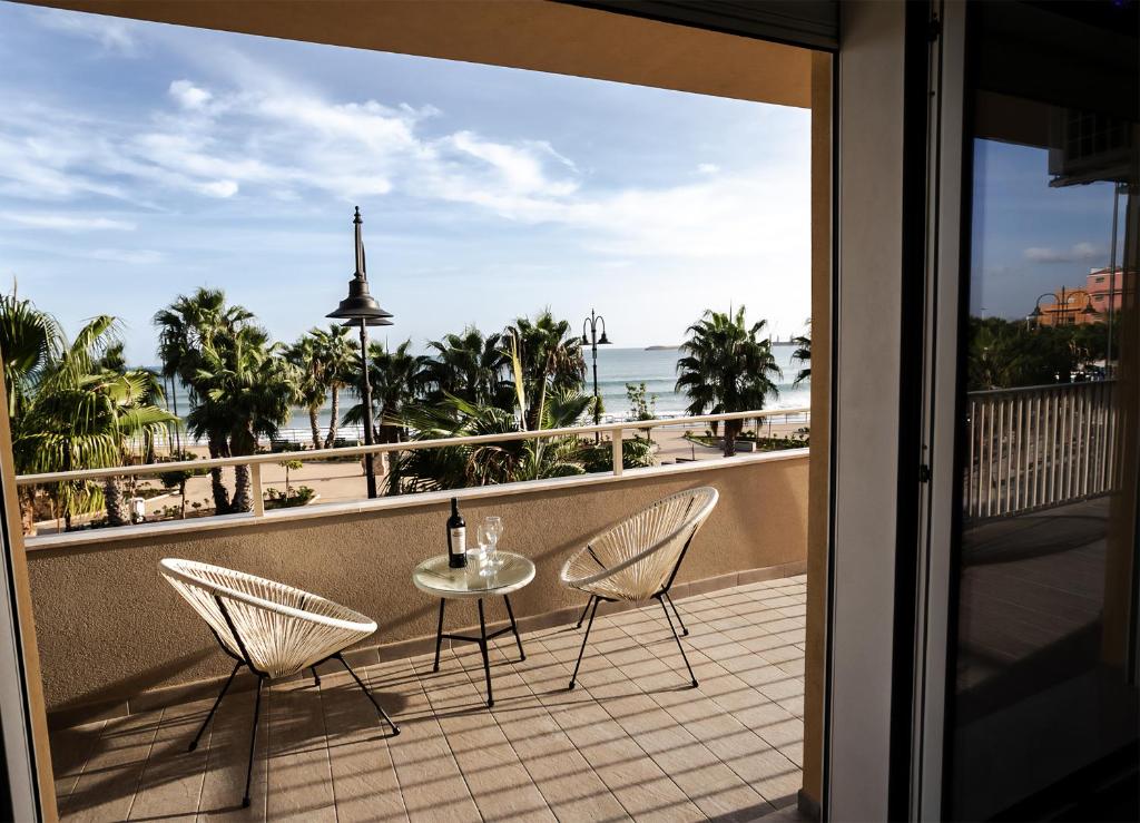 balcone con tavolo, 2 sedie e vista sull'oceano di sea&sun a Pozzallo