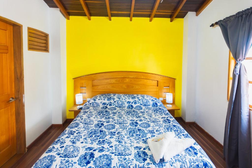 Postel nebo postele na pokoji v ubytování Hotel Real Guatapé