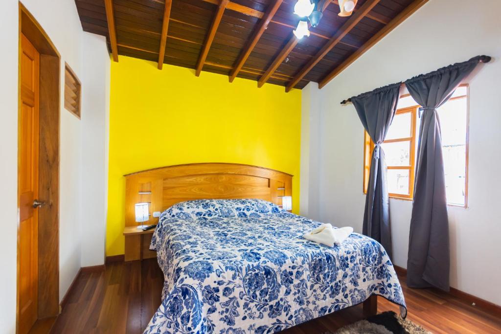 Postel nebo postele na pokoji v ubytování Hotel Real Guatapé