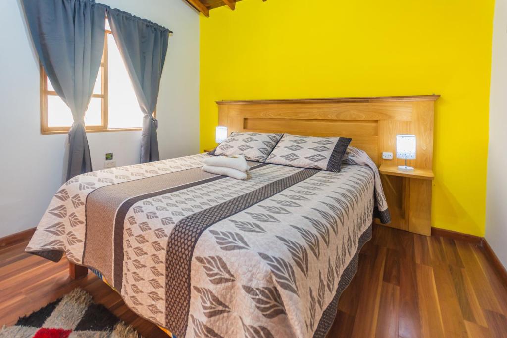 Postel nebo postele na pokoji v ubytování Hotel Real Guatapé