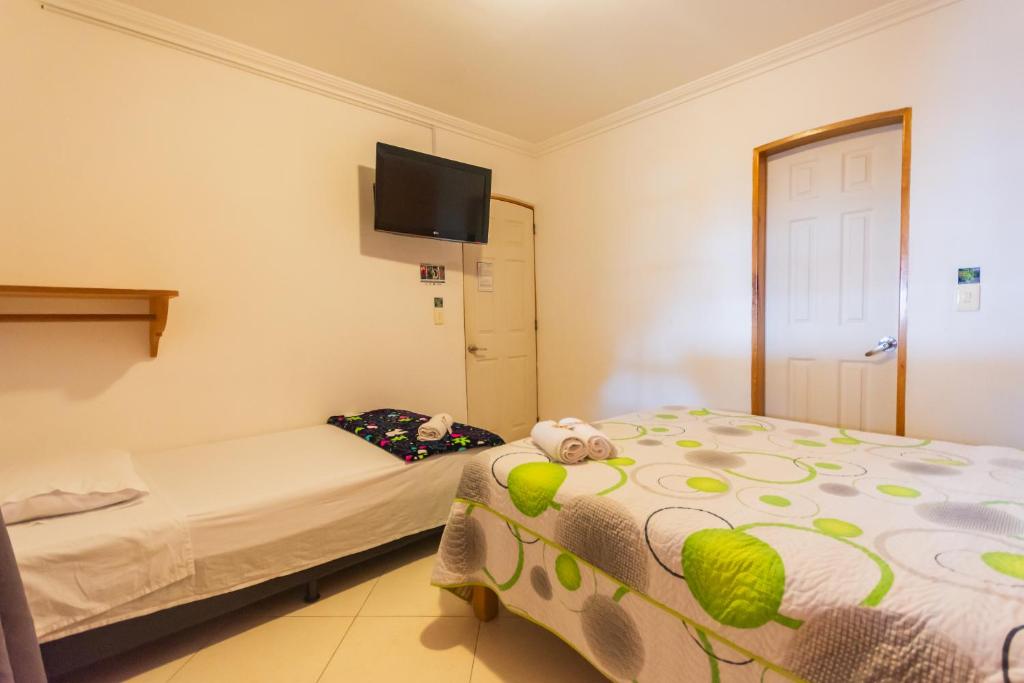 Postel nebo postele na pokoji v ubytování Hotel Real Guatapé