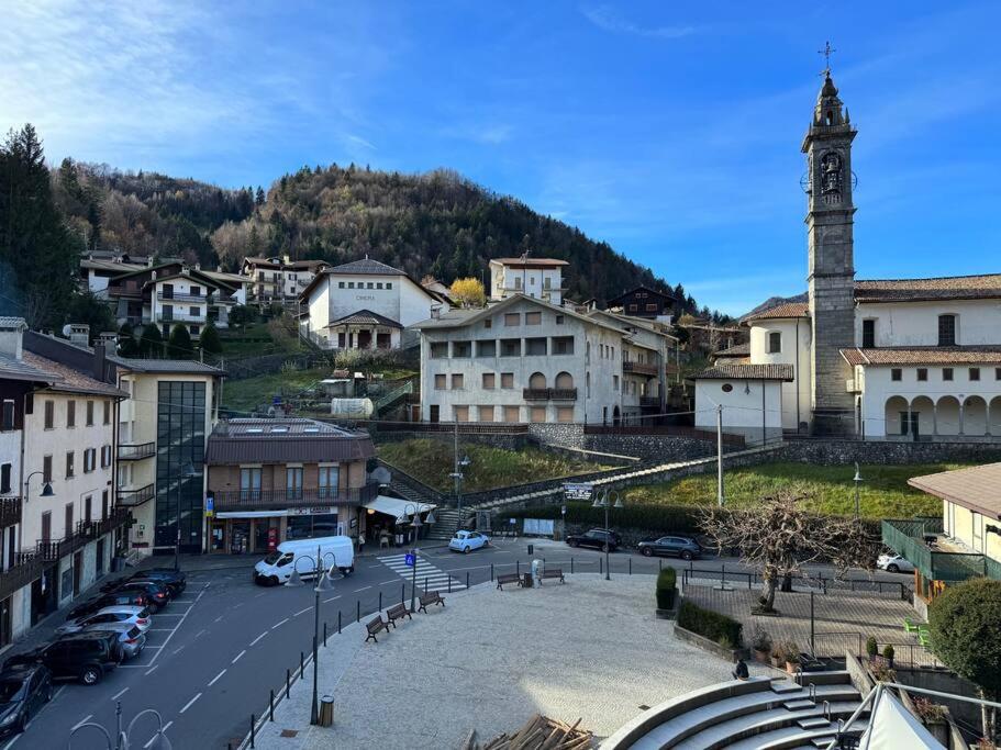a town with a clock tower and a street with cars at Attico panoramico in zona centrale in Oltre il Colle