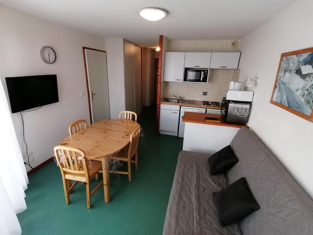 ein Zimmer mit einem Tisch und einem Sofa sowie einer Küche in der Unterkunft Appartement Saint-François-Longchamp, 2 pièces, 6 personnes - FR-1-635-109 in Saint-François-Longchamp