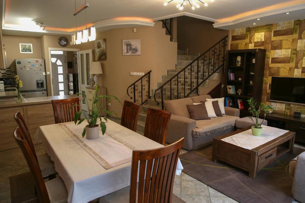 salon z dwoma stołami i kanapą w obiekcie Ede Apartman w mieście Gyula