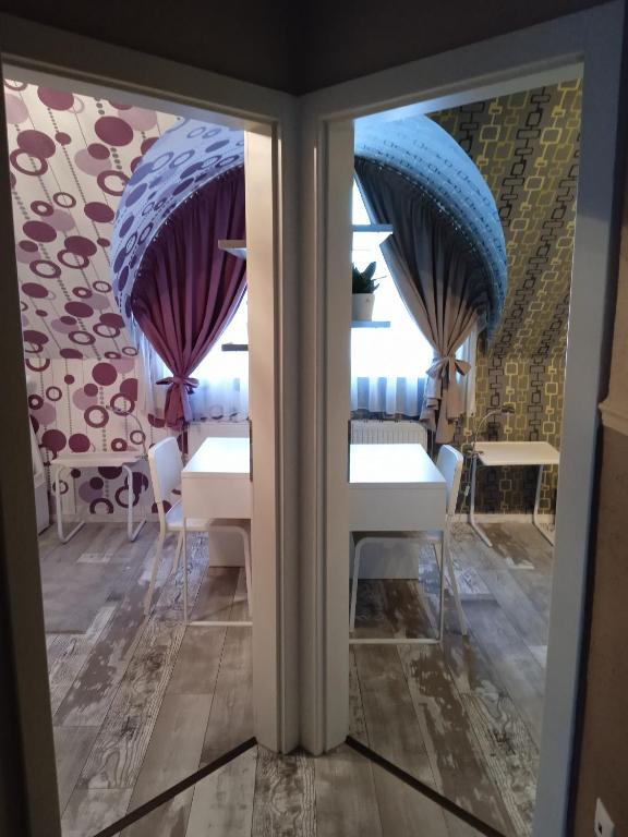 Łóżko lub łóżka w pokoju w obiekcie Ede Apartman