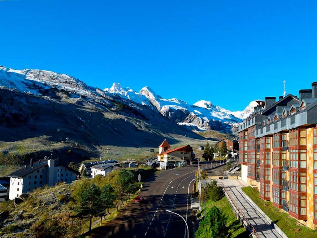 a view of a city with mountains in the background at Apartamentos Candanchu 3000 in Candanchú