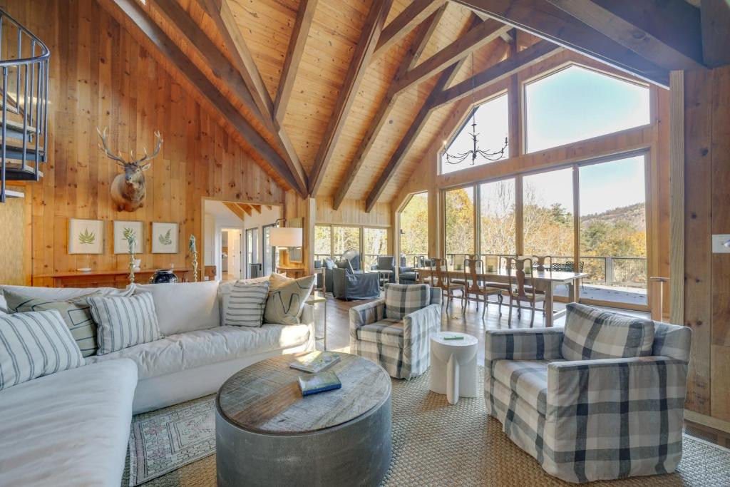 ein Wohnzimmer mit einem Sofa, Stühlen und einem Tisch in der Unterkunft Stunning Cashiers Vacation Home with Mountain Views! in Cashiers