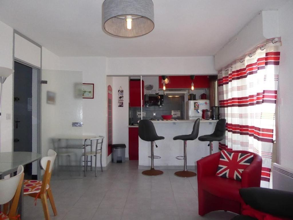 Kuchnia lub aneks kuchenny w obiekcie Biscarrosse Plage Charmant 2 pièces en face de l'Océan