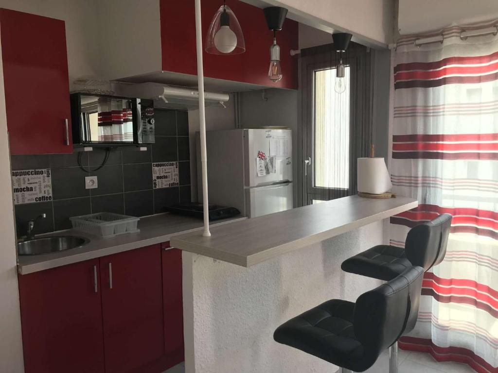 Kuchnia lub aneks kuchenny w obiekcie Biscarrosse Plage Charmant 2 pièces en face de l'Océan