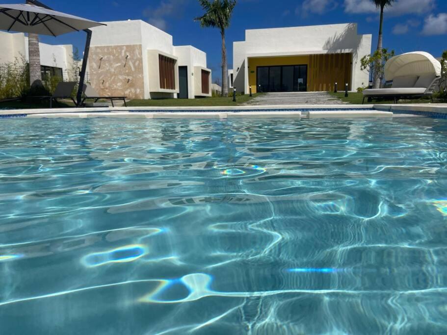 uma piscina em frente a uma casa em Downtown Punta Cana Villa em Punta Cana