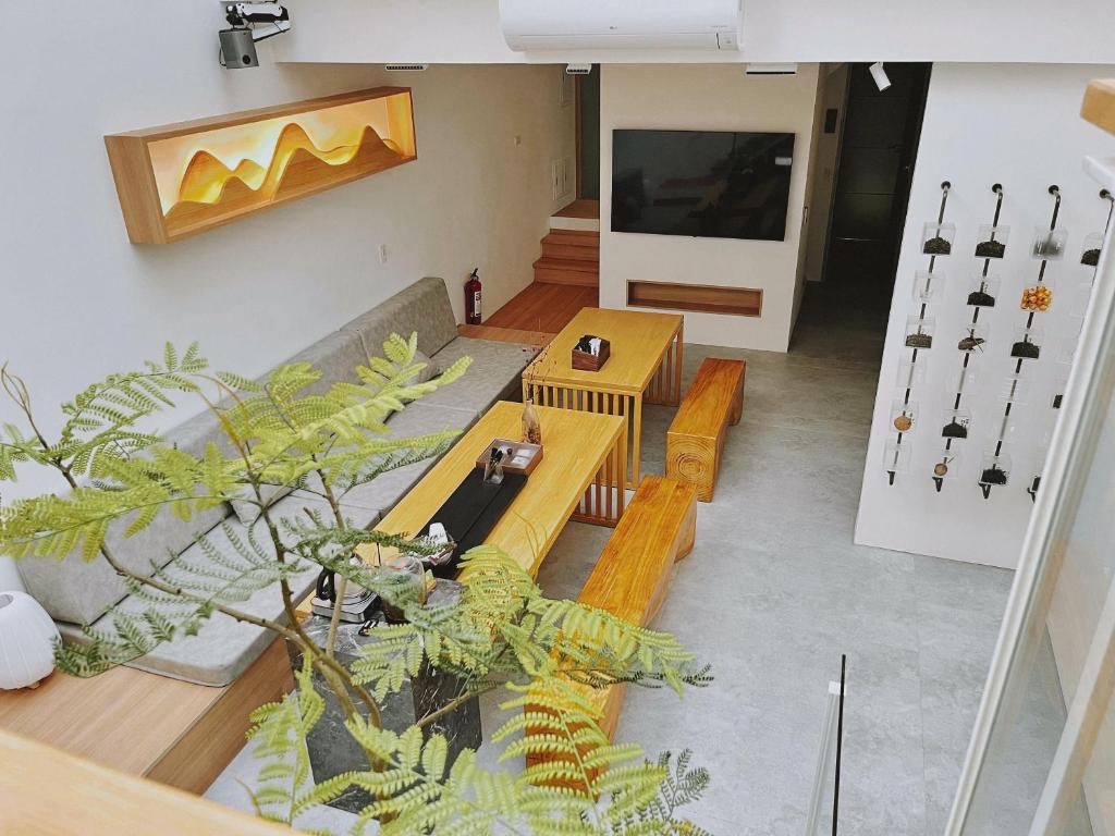 ein Wohnzimmer mit einem Sofa und einem Tisch in der Unterkunft 沐正農場 嘉義包棟民宿 in Zhongpu