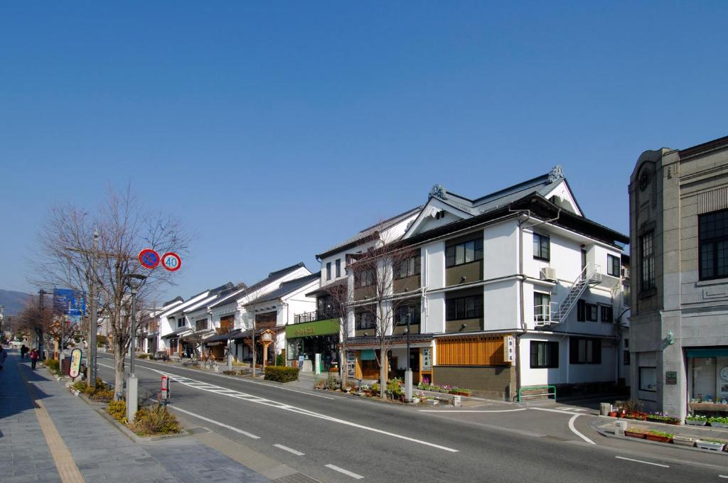 長野市にある中央館　清水屋旅館の道路脇の建物のある通り