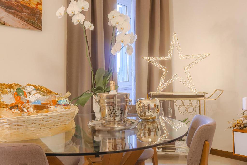 un comedor con una mesa de cristal y una decoración de estrellas en Stella Luxury House, en Roma