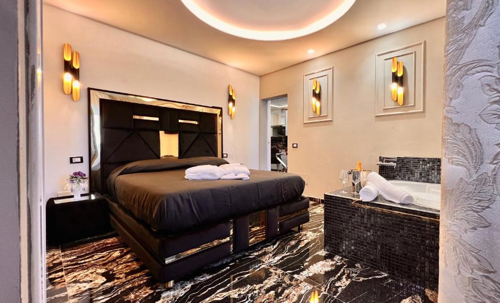 una camera con letto, lavandino e vasca di Black Suite Hydro a Montecatini Terme