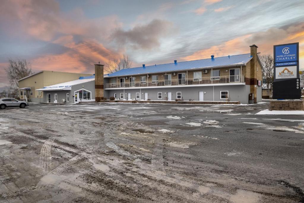 an empty parking lot in front of a hotel at Motel Et Condo Chez Charley in Sainte-Anne-de-Beaupré