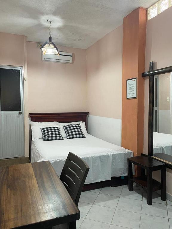 Postel nebo postele na pokoji v ubytování Hotel La Barca