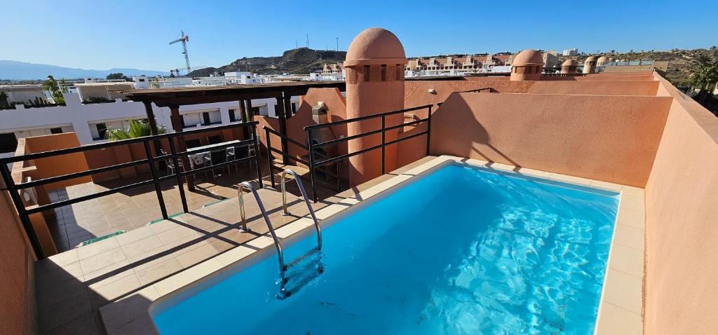 een zwembad op het dak van een gebouw bij Homes of Spain, Apartamentos Paraiso Vera Playa, Ed Tahiti, Atico E de 2 dormitorios con piscina privada en solárium y barbacoa, pie de playa, WIFI in Vera