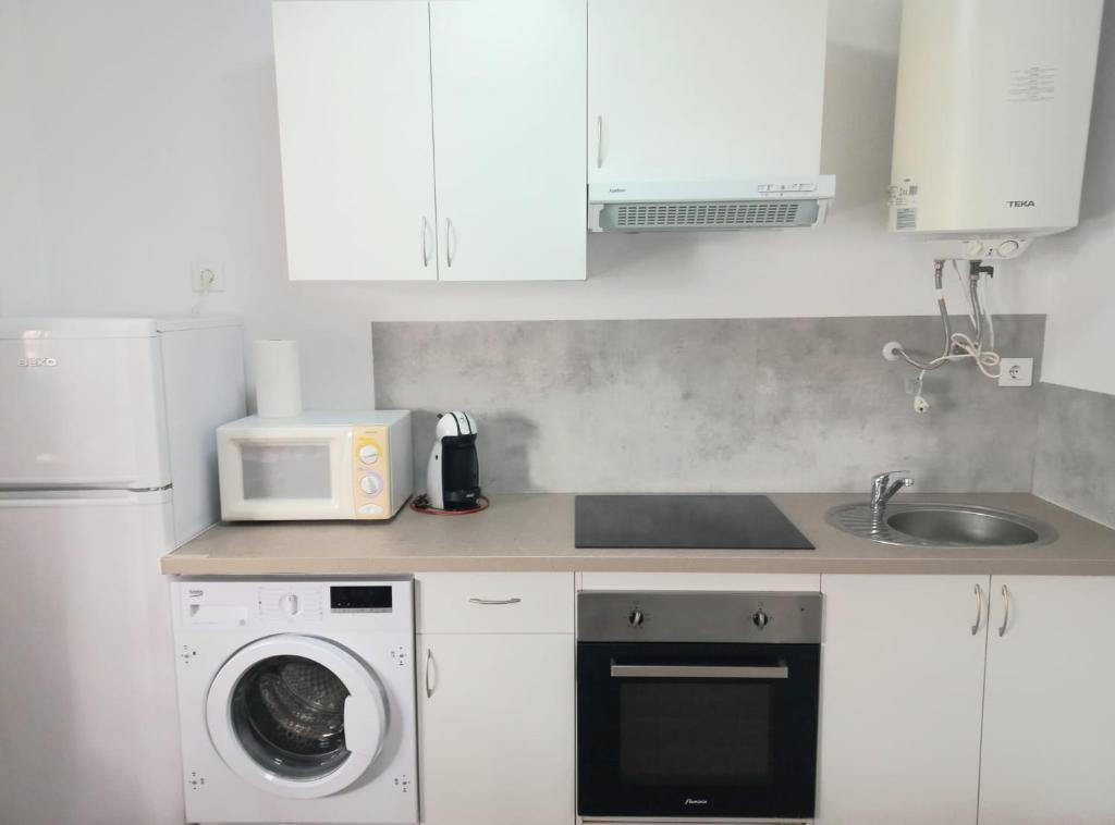 Kuchyň nebo kuchyňský kout v ubytování Apartamentos céntricos a 10 min de la playa