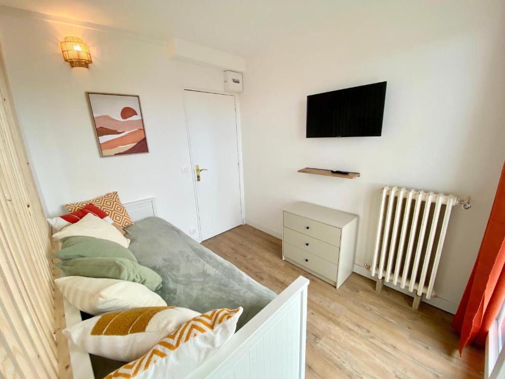Телевизор и/или развлекательный центр в L'Escale Appartements et Suites en bord de Mer
